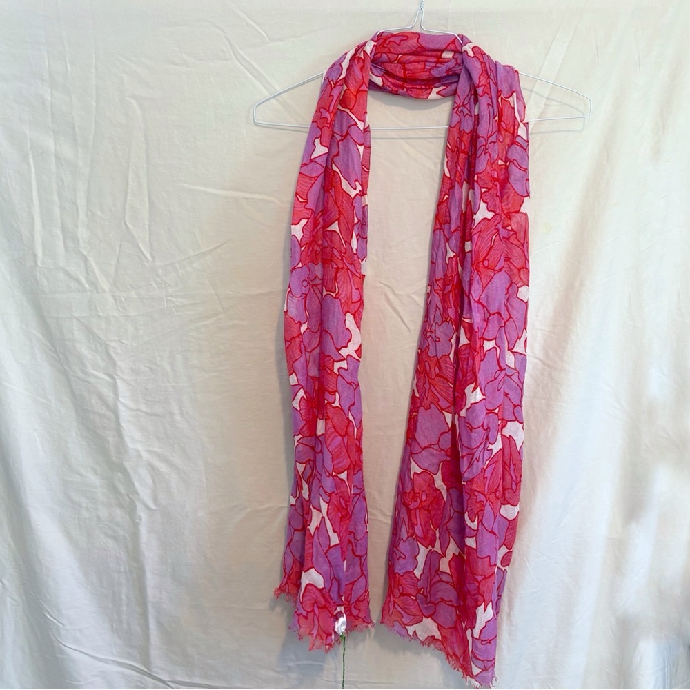 SOLD NWT Vera Bradley Scarf in Paradise Floral Lilac - Picture 4 of 6